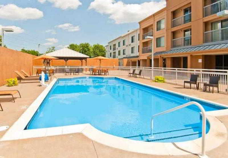 Готель Courtyard Memphis East/Bill Morris Parkway Екстер'єр фото