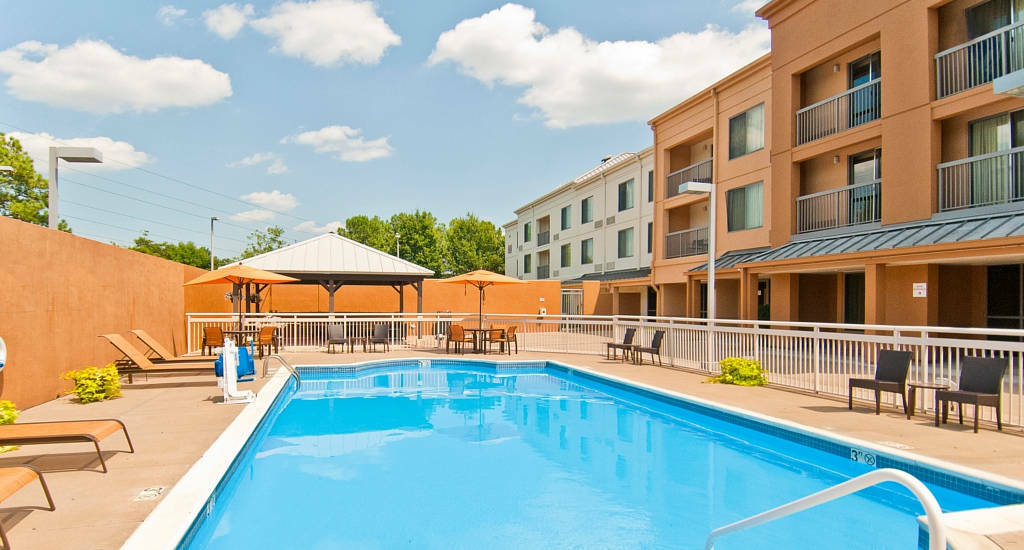 Готель Courtyard Memphis East/Bill Morris Parkway Екстер'єр фото